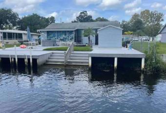 Blue Mermaid House - Weeki Wachee has rooms with a private hot tub