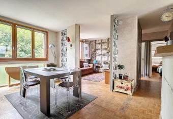 Paris et Versailles    proximit   ! allows 18 year olds to book a room