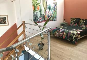 Le duplex en centre ville allows 18 year olds to book a room