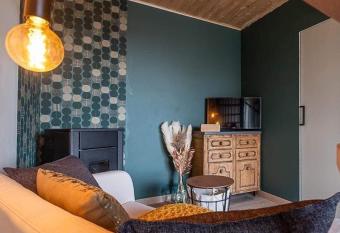 Autant pour toi allows 18 year olds to book a room