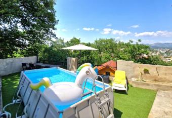 Villa Marseille dans les hauteurs has rooms with a private hot tub