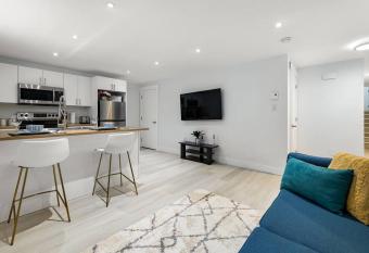 Beautiful 1 bedroom apartment - private entrance allows 18 year olds to book a room