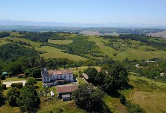 Pourgues allows 18 year olds to book a room