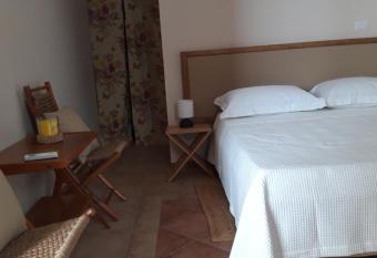 Cottage La Roccia has Balcony rooms