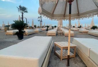 Studio White Tower - vedere TOP la mare si lac - By Gofman Rentals has rooms with a private hot tub