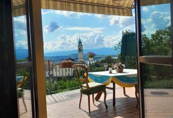 Tramonto al Lago has rooms with a private hot tub