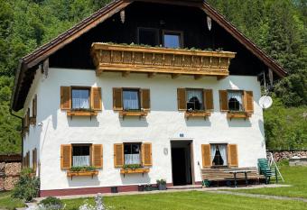 Haus Tanne Abtenau allows 18 year olds to book a room