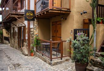 Morfeas Kakopetria has rooms with a private hot tub