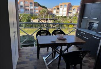 Studio cabinet/piscine allows 18 year olds to book a room