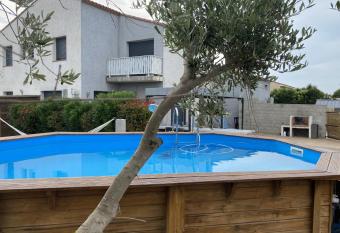 Villa avec piscine priv  e 10mn de la mer 4couchages allows 18 year olds to book a room