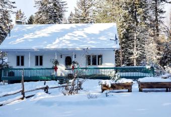 Chalet de l'Ours bord Rivi  re - Lit King size - Petit D  jeuner Bio - Table de Pool has Balcony rooms