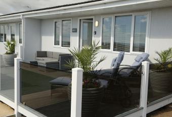 406 Sea View Road has Balcony rooms