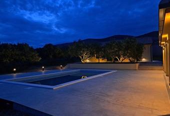 Imanje na 6000m   s grijanim bazenom i jacuzzijem has Balcony rooms