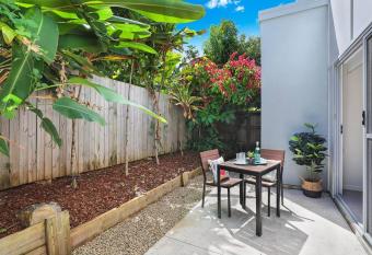 Colour on Buderim - quiet and easy access has Balcony rooms