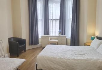 Entire 2 bedroom Apt in central location, Newly Refurbished has Balcony rooms