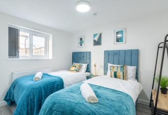 Exquisite Cardiff Apartments- with Garden Lounge  &  Games  Room allows 18 year olds to book a room