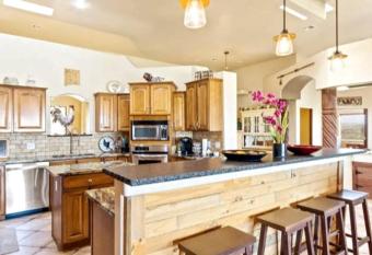 The Ambient Desert Escape has rooms with a private hot tub