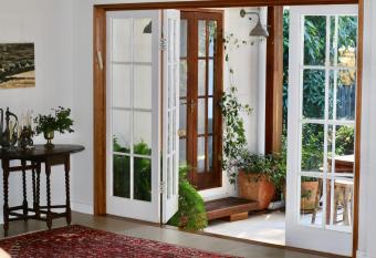 The Sunrise House has Balcony rooms