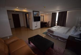 Noble House Hotel has rooms with a private hot tub