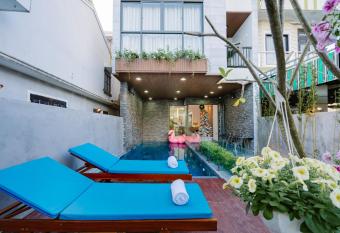 RauQue Villa Pool Hoi An - near An Bang Beach has rooms with a private hot tub