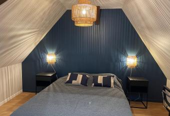 Le petit ch  teau du Docteur Cambournac has Balcony rooms