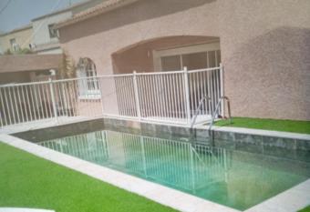 Grande Villa de 250 m2 Piscine Spa Salle Sport MER allows 18 year olds to book a room