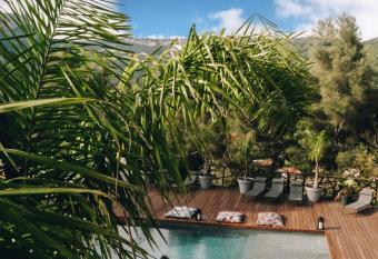 VILLA HOLISTIKA : BED AND BREAKFAST / POOL / AIR CONDITIONING/ MONT FARON TOULON allows 18 year olds to book a room