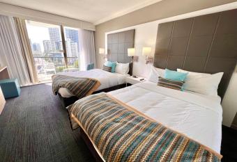 Sea View studio in Mantra has rooms with a private hot tub