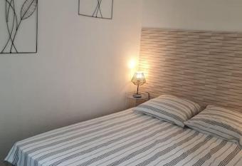 A 500 m de la plage, tout confort avec wifi allows 18 year olds to book a room