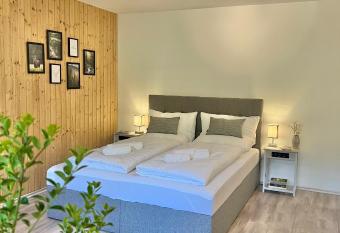 An Wanderwegen gelegen mit Terrasse und Boxspringbett has Balcony rooms
