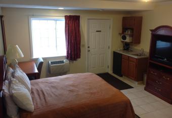 Relax Inn has rooms with a private hot tub