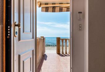 Casa a pie de Playa:    Arena y Sal    allows 18 year olds to book a room