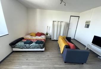Studio Cosy 3 proche gare allows 18 year olds to book a room