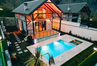 hilux bungalow has Smoking rooms