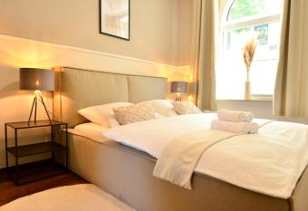 MILPAU Wuppertal 1 - Modernes und zentrales Studio-Apartment mit Queensize-Bett - Netflix, Nespresso, Smart-TV und privater Terrasse has Balcony rooms