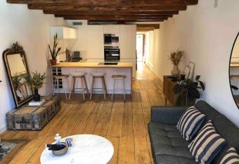 Situation exceptionnelle entre lac et rue pi  tonne allows 18 year olds to book a room