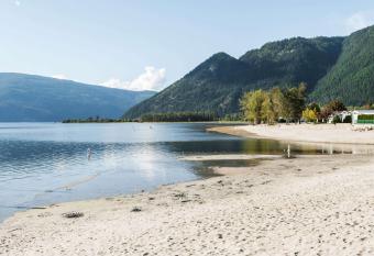 Super 8 by Wyndham Sicamous allows 18 year olds to book a room