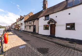 Bewdley River Cottage - Free private gated parking for 2 cars - River front location has Balcony rooms