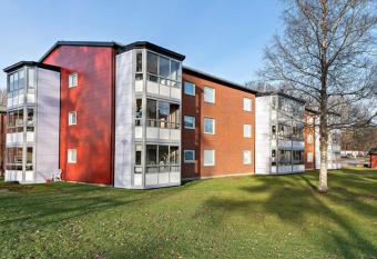 Rum f  r   vernattning allows 18 year olds to book a room