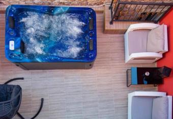 Hrpina Heritage House has rooms with a private hot tub