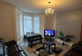 Arthurs Hill Newcastle, free parking fully equipped kitchen 4 bedrooms, Near city centre has Balcony rooms