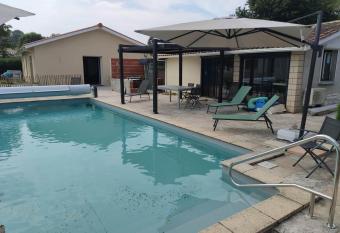 2 Maisons de 3 et 2 chambres avec grande piscine commune has Balcony rooms