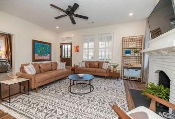 The Finch-Cheerful Uptown 3 BR 10 min to FT. Moore has Balcony rooms