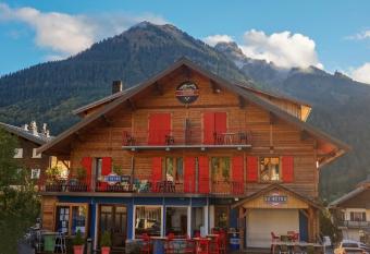 Le R  tro has Balcony rooms