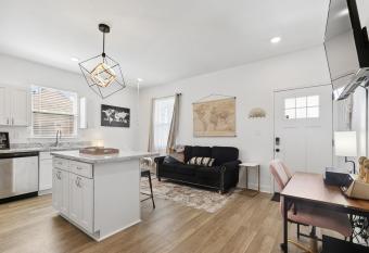 New Luxury 3BR w Jacuzzi has rooms with a private hot tub