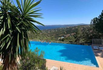 R  sidence Bellevue, avec piscine et tennis has Balcony rooms