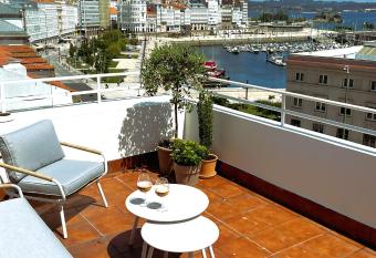 Dos terrazas con incre  bles vistas en pleno centro de A Coru  a has Balcony rooms