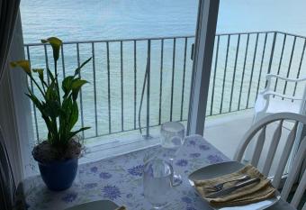 Perry's Waterfront Apartments has Balcony rooms