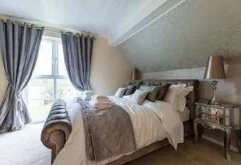 Cotswold Lakeside Lodge has Balcony rooms
