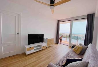 Bah  a azul Cambrils allows 18 year olds to book a room